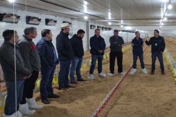 Câmara participa de entrega técnica de aviários